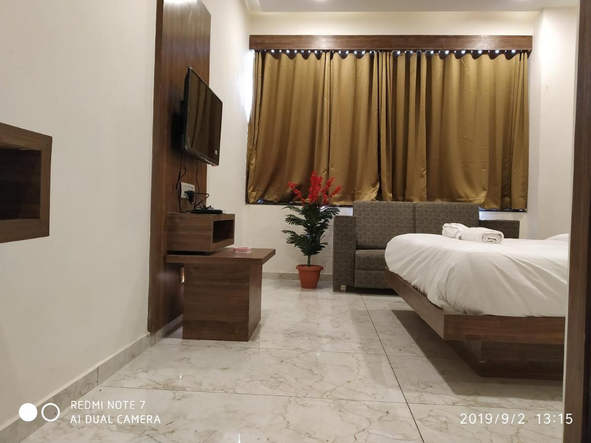 Hotel Krishna Palace Ānand Zewnętrze zdjęcie