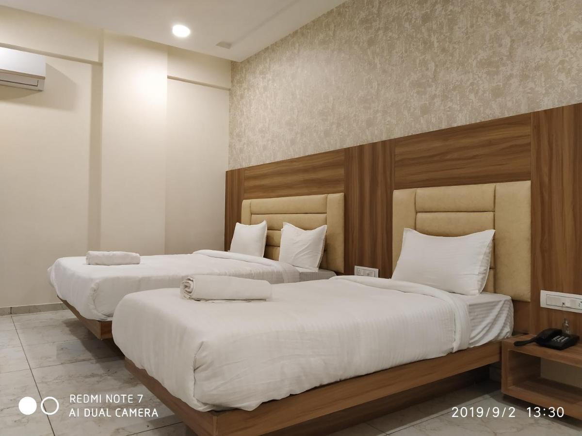 Hotel Krishna Palace Ānand Zewnętrze zdjęcie