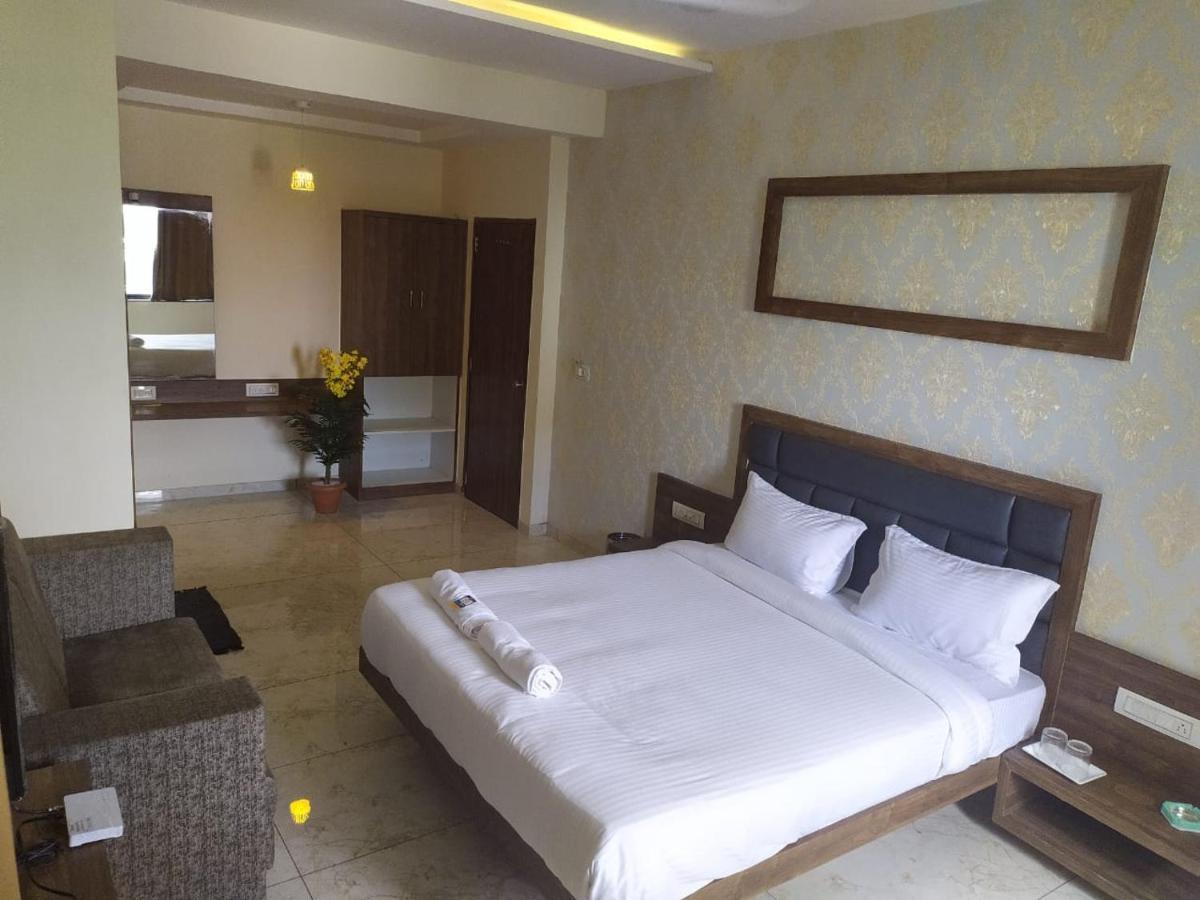Hotel Krishna Palace Ānand Zewnętrze zdjęcie